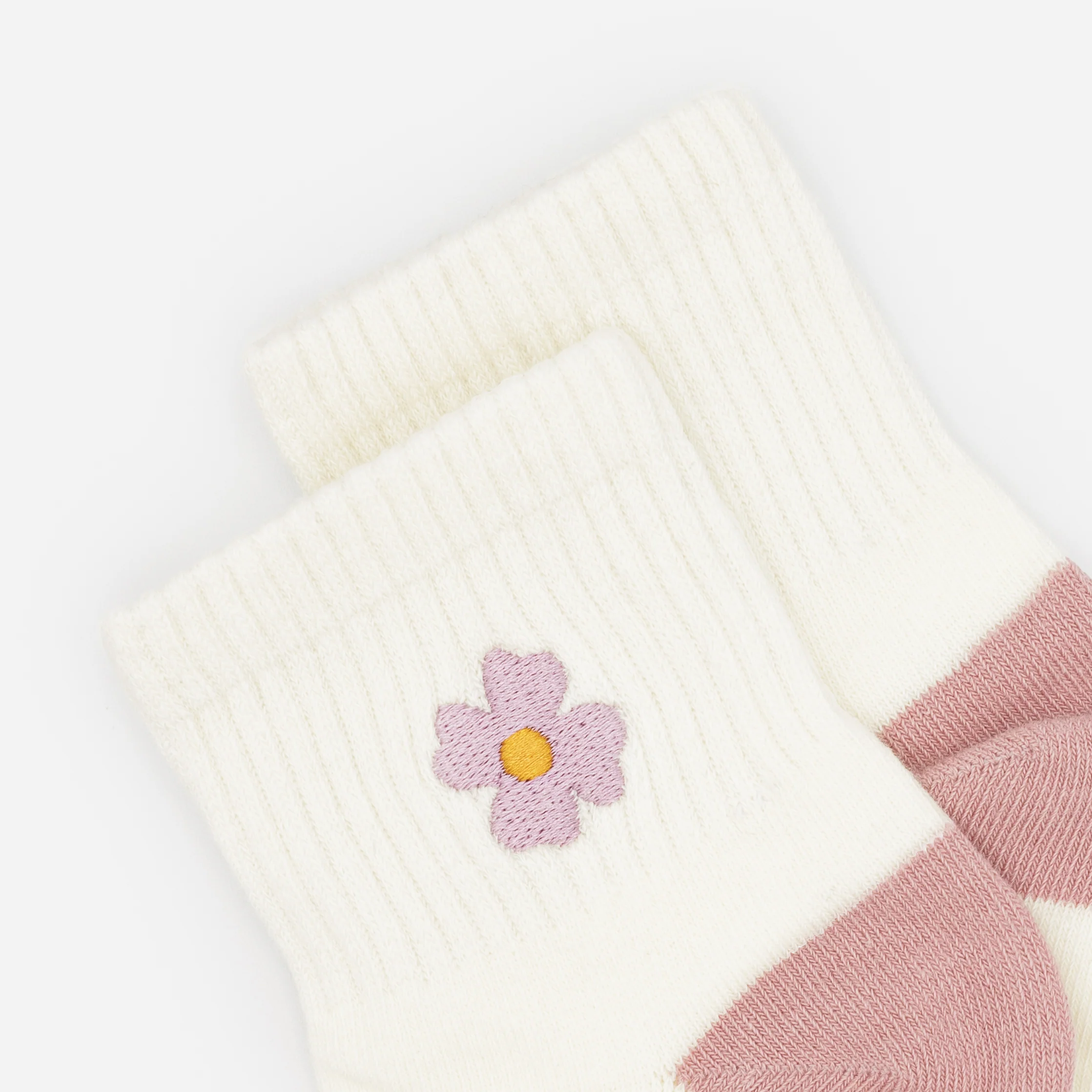Mini bas crème côtelés avec broderie fleur mauve - Image 2