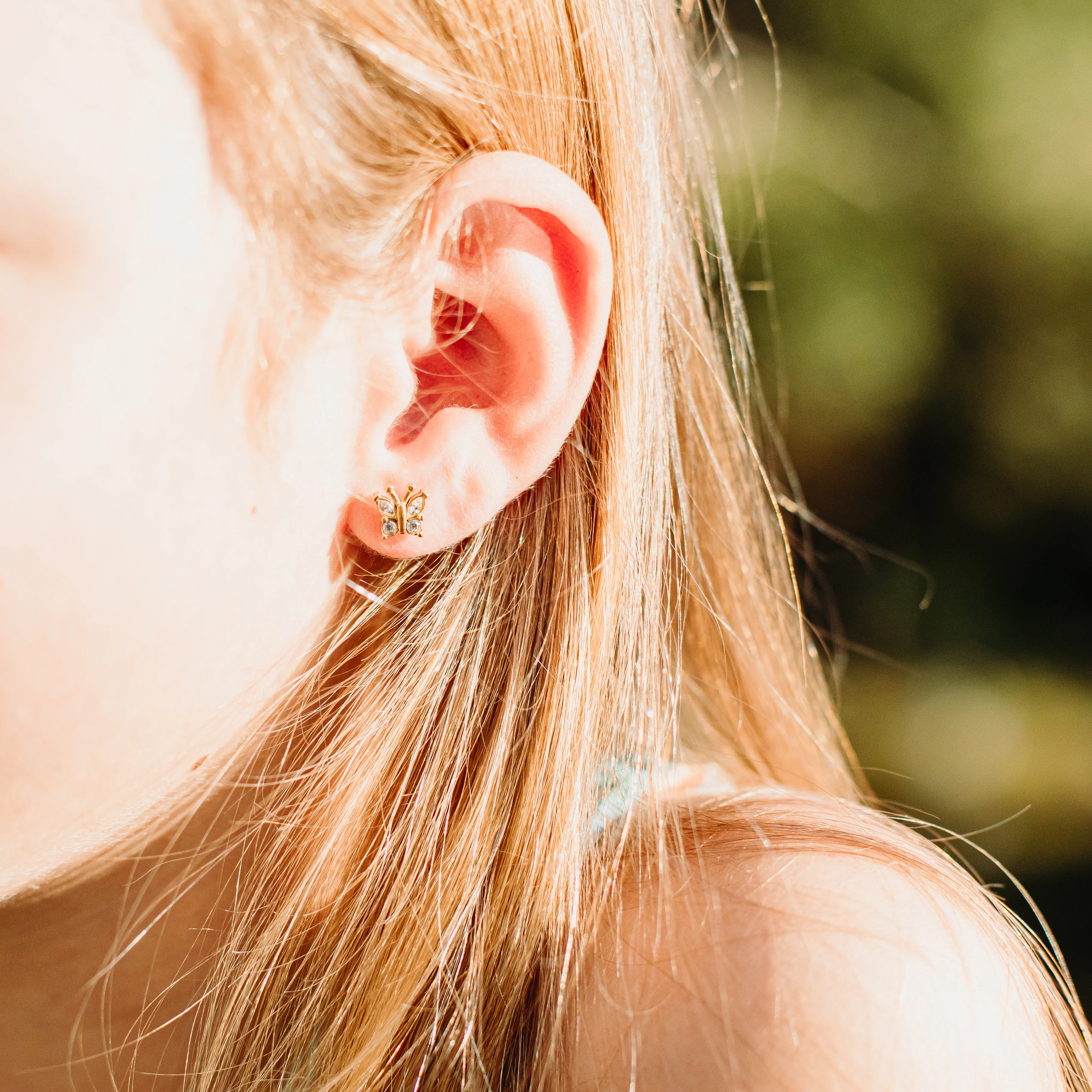 Mini boucles d'oreilles papillons dorés avec zircons cubiques en acier inoxydable - Image 4