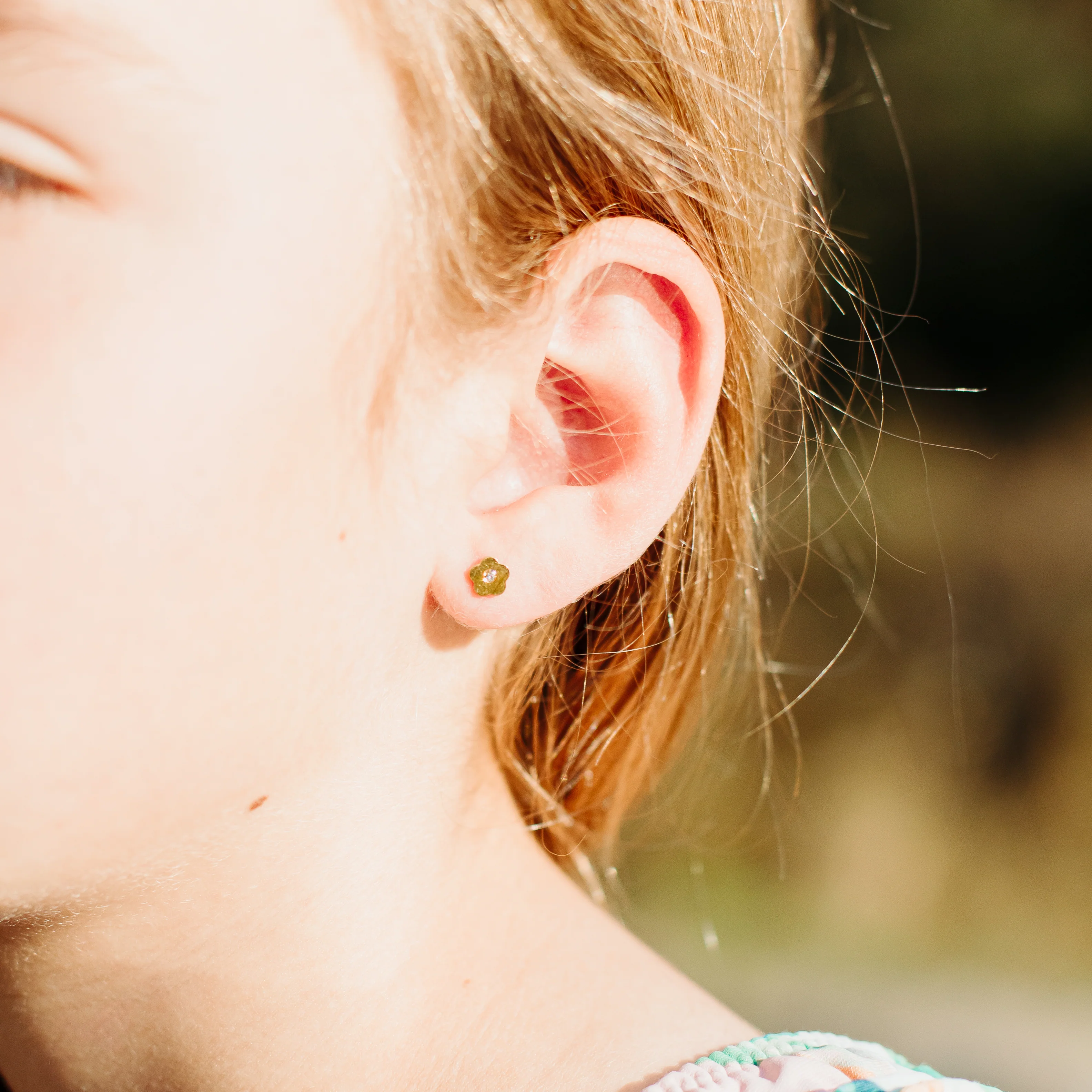 Mini boucles d'oreilles fleurs dorées avec zircon cubique en acier inoxydable - Image 4