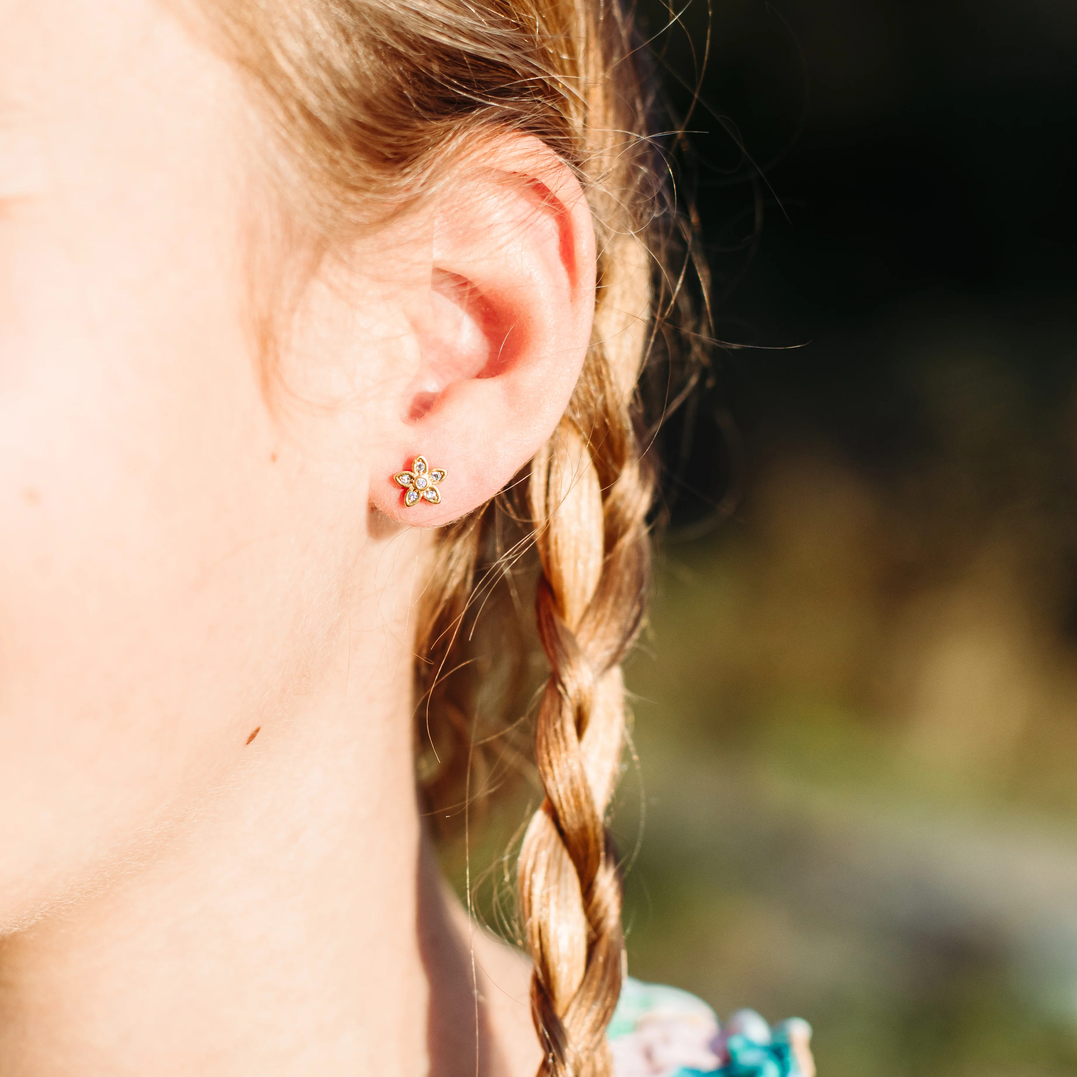 Mini boucles d'oreilles fleurs dorées avec zircons cubiques en acier inoxydable - Image 4