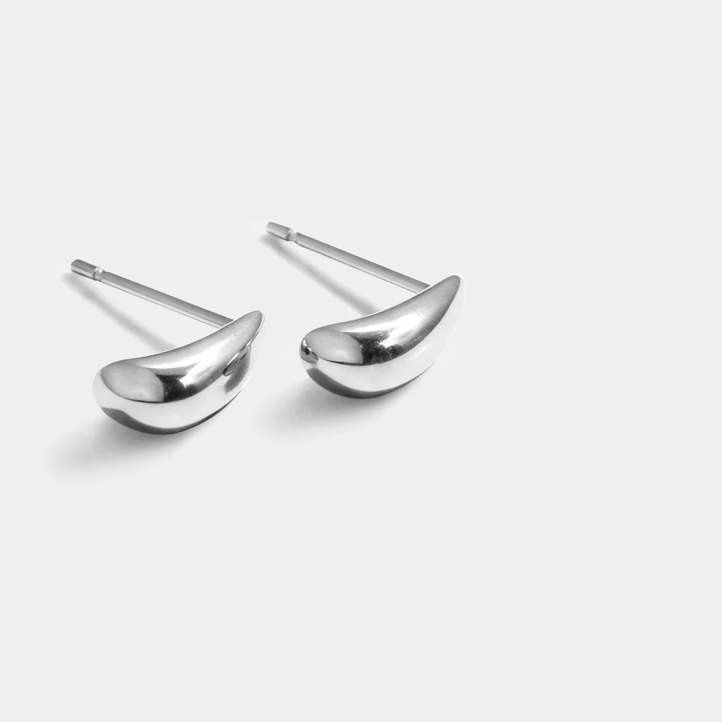 Petites boucles d'oreilles argentées en forme de goutte en acier inoxydable