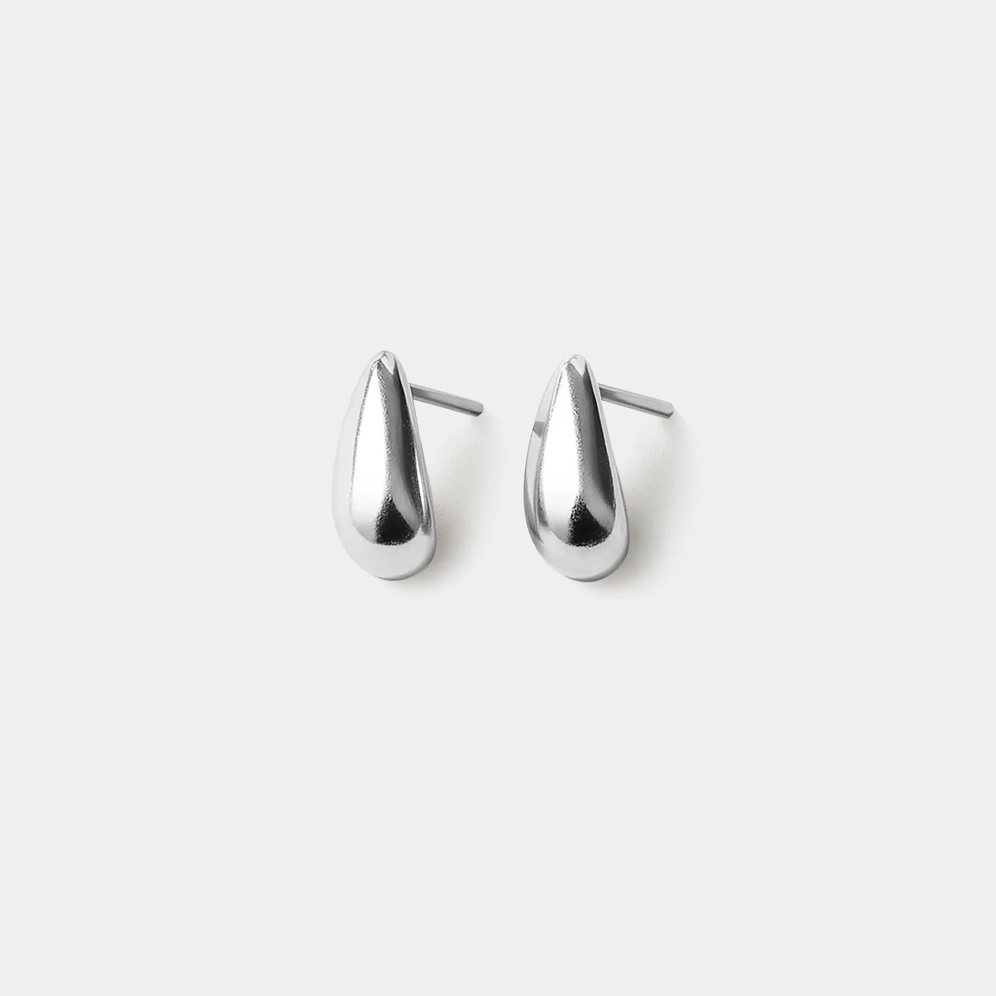 Petites boucles d'oreilles argentées en forme de goutte en acier inoxydable - Image 2