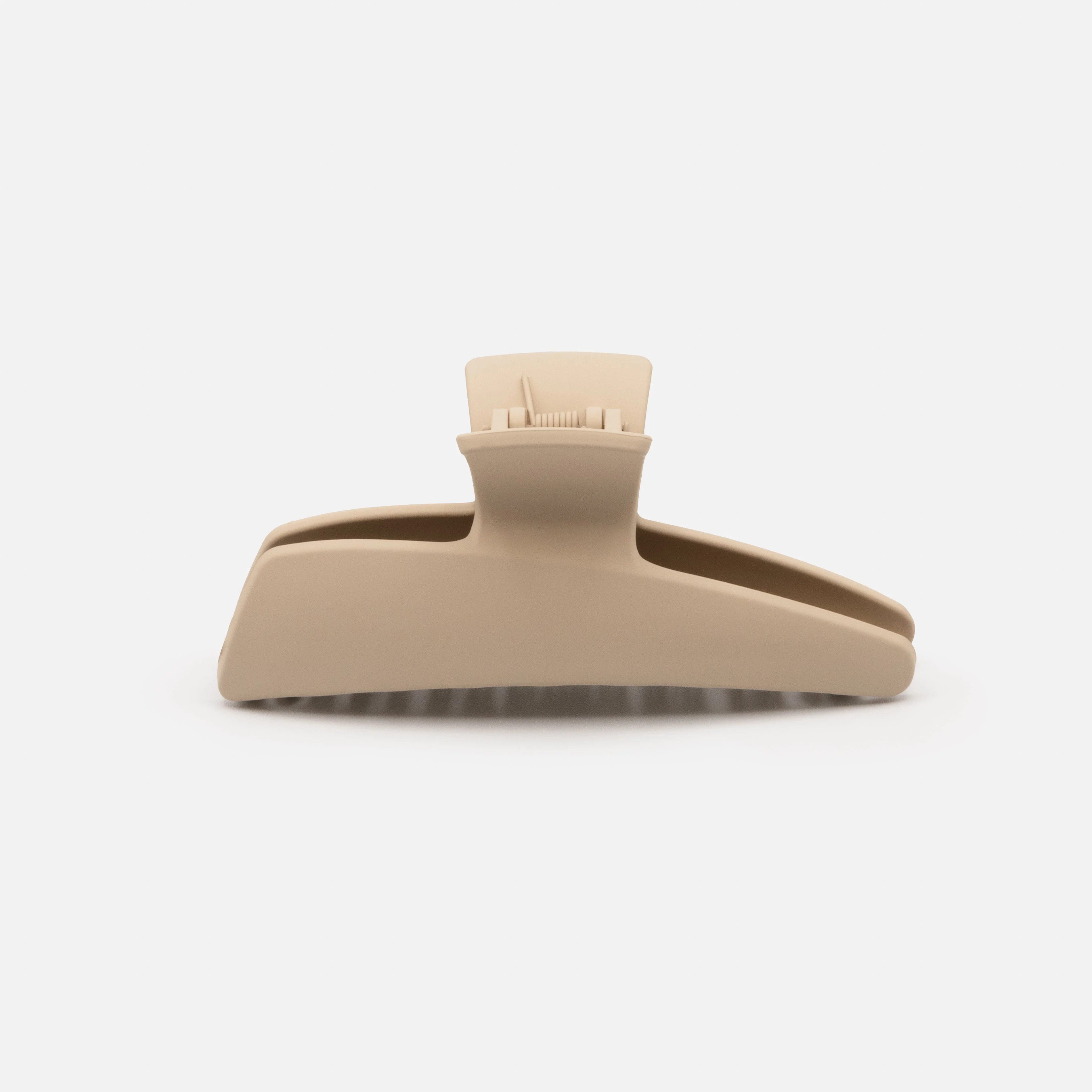 Pince géométrique beige en plastique au fini mat