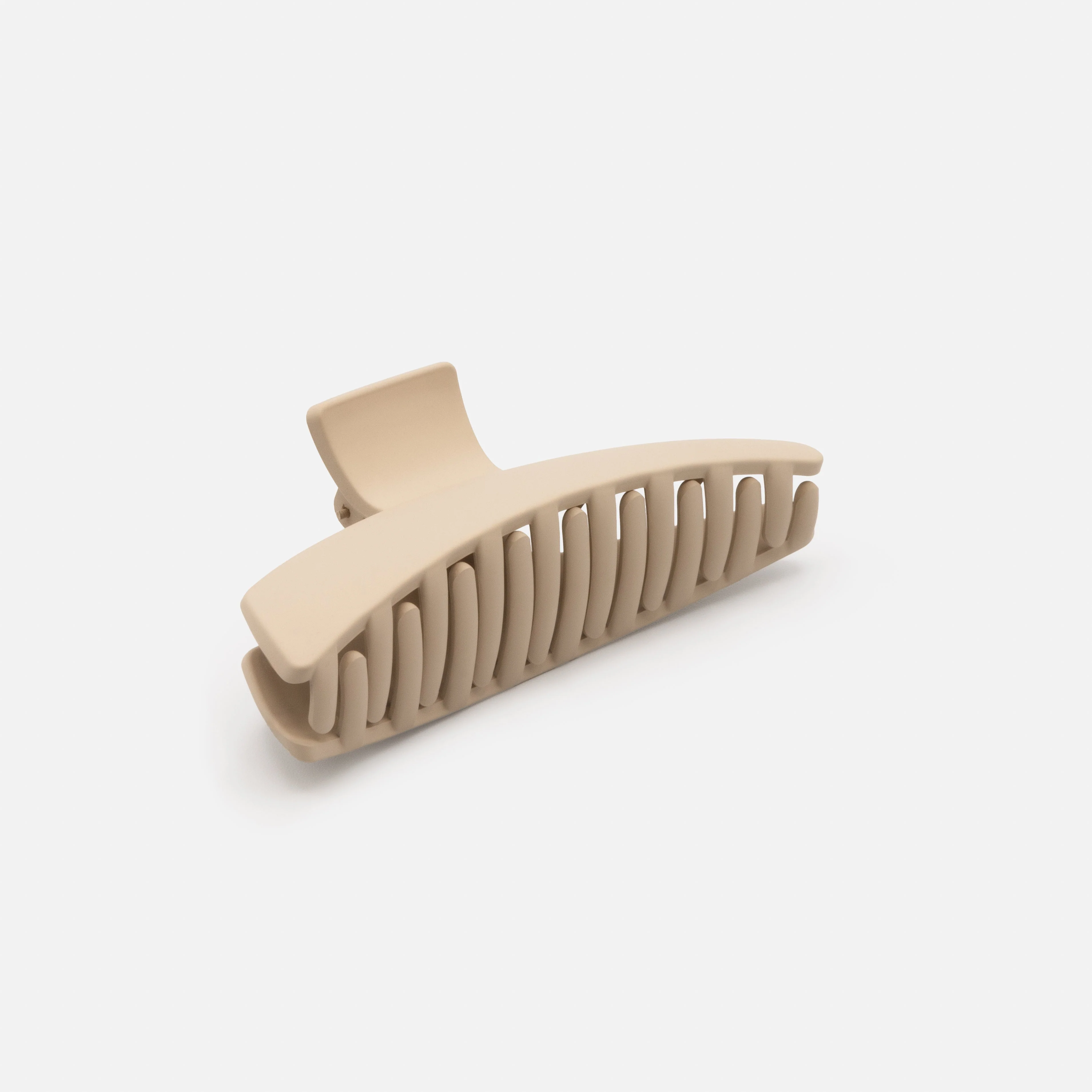 Pince géométrique beige en plastique au fini mat - Image 3