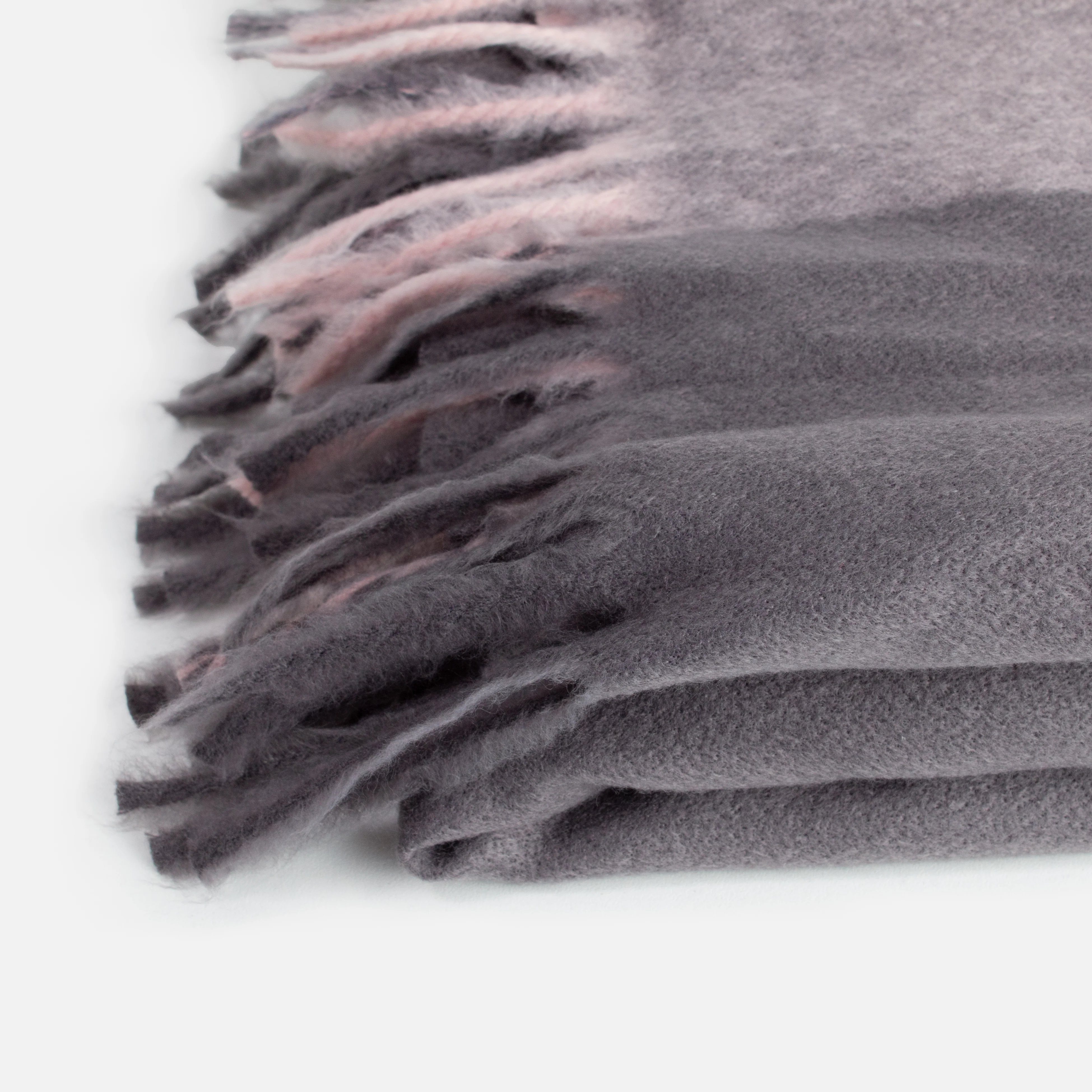 Poncho gris avec frange et larges bandes rosées - Image 2
