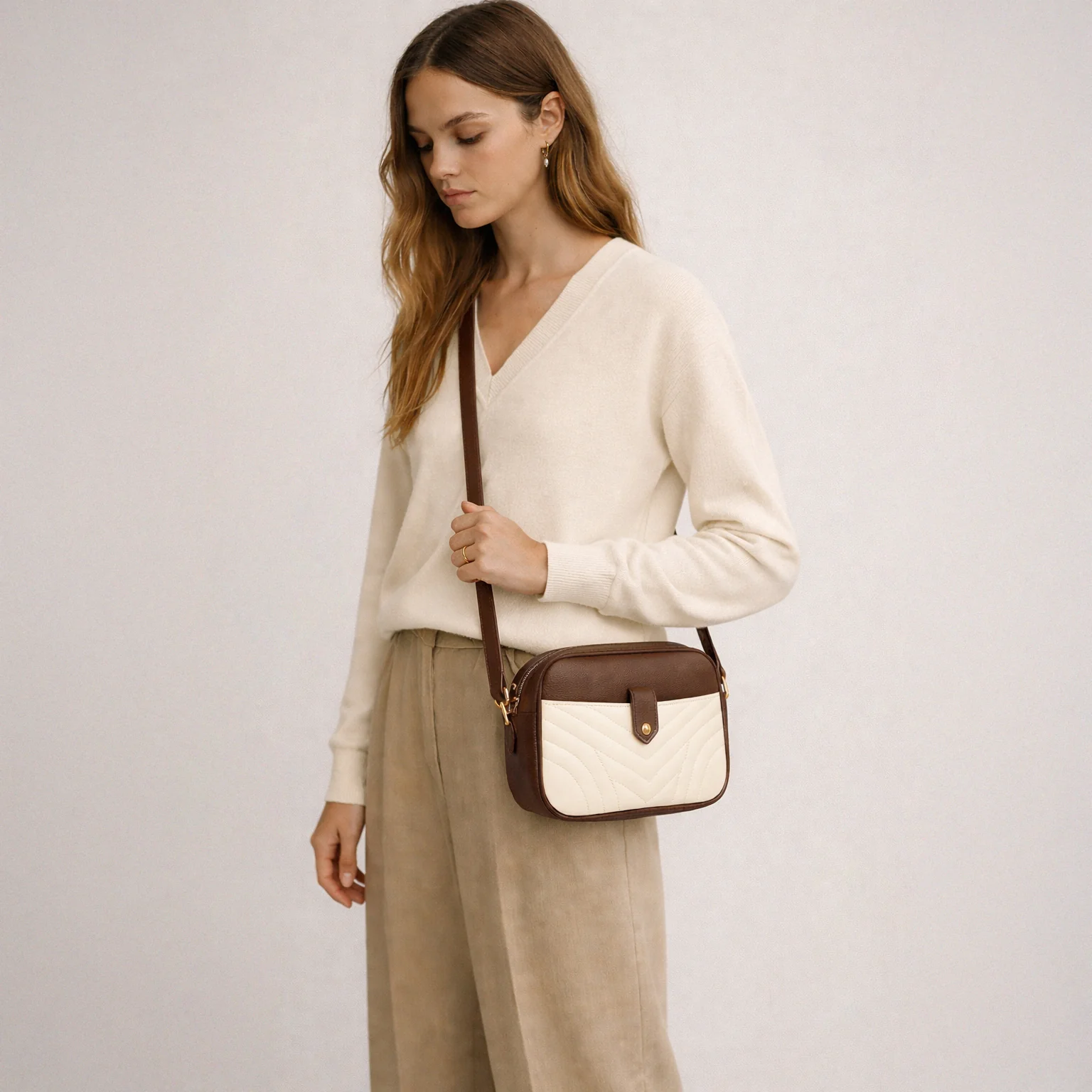 Sac à main bandoulière brun foncé en PU & pochette beige matelassée - Image 4