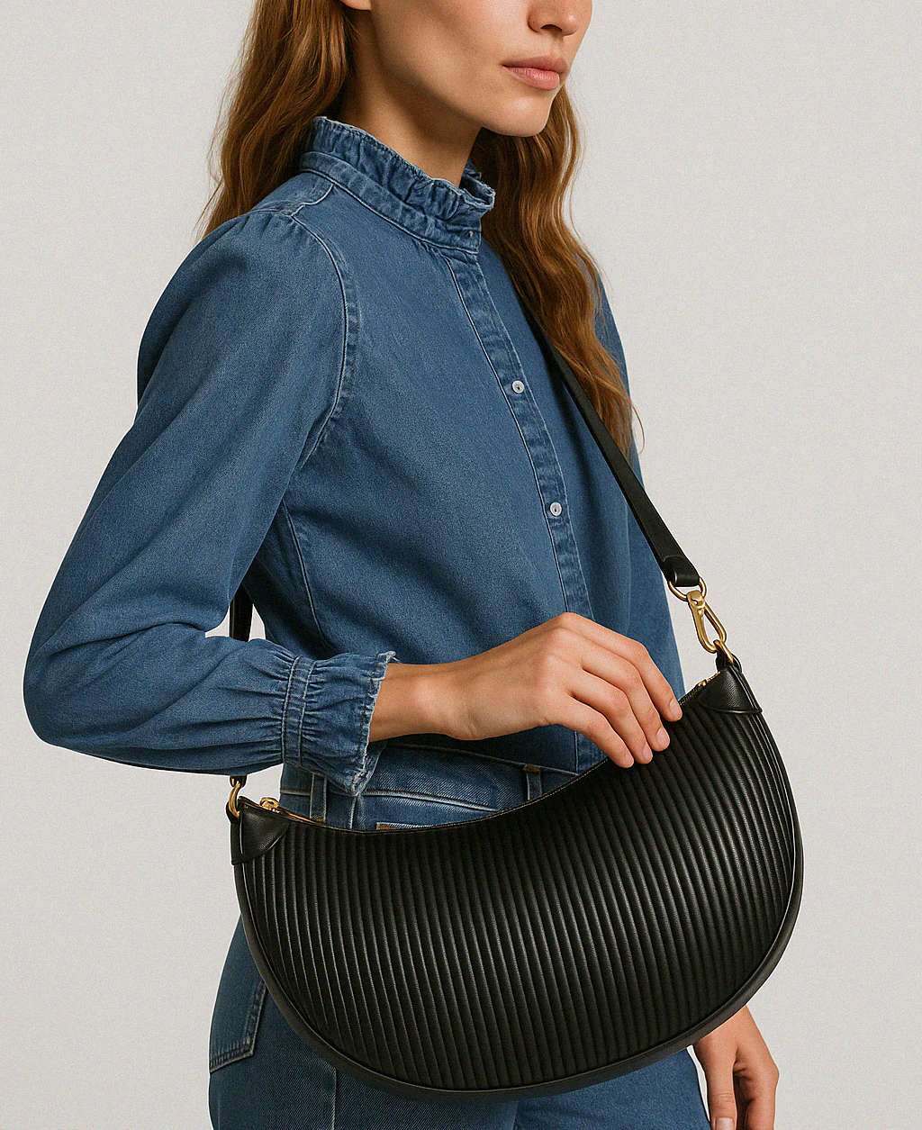 Sac à main bandoulière noir croissant de lune en PU ondulé - Image 2