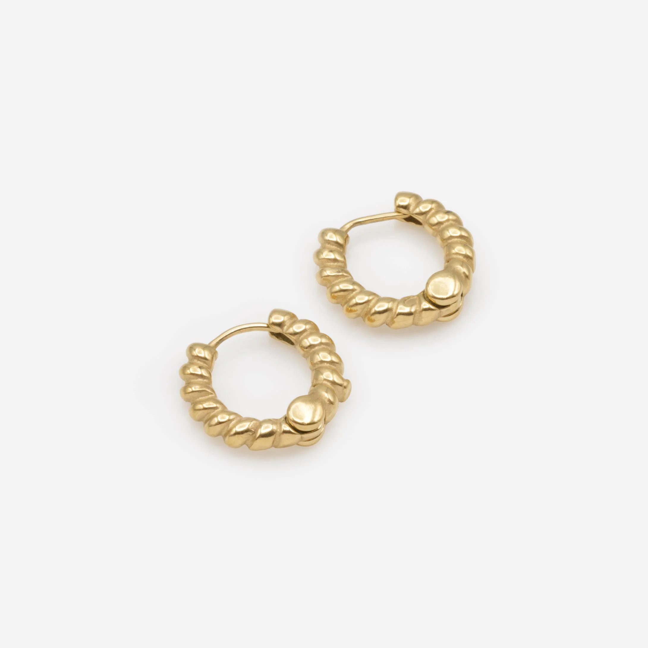 Boucles d’oreilles huggies torsadées dorées en acier inoxydable - Image 2