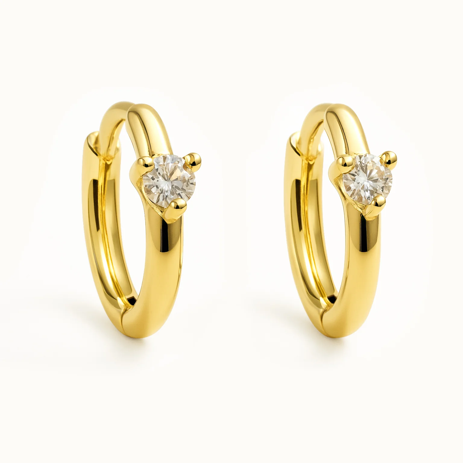 Très petites boucles d'oreilles huggies 9 mm en or vermeil serties d'un zircon cubique