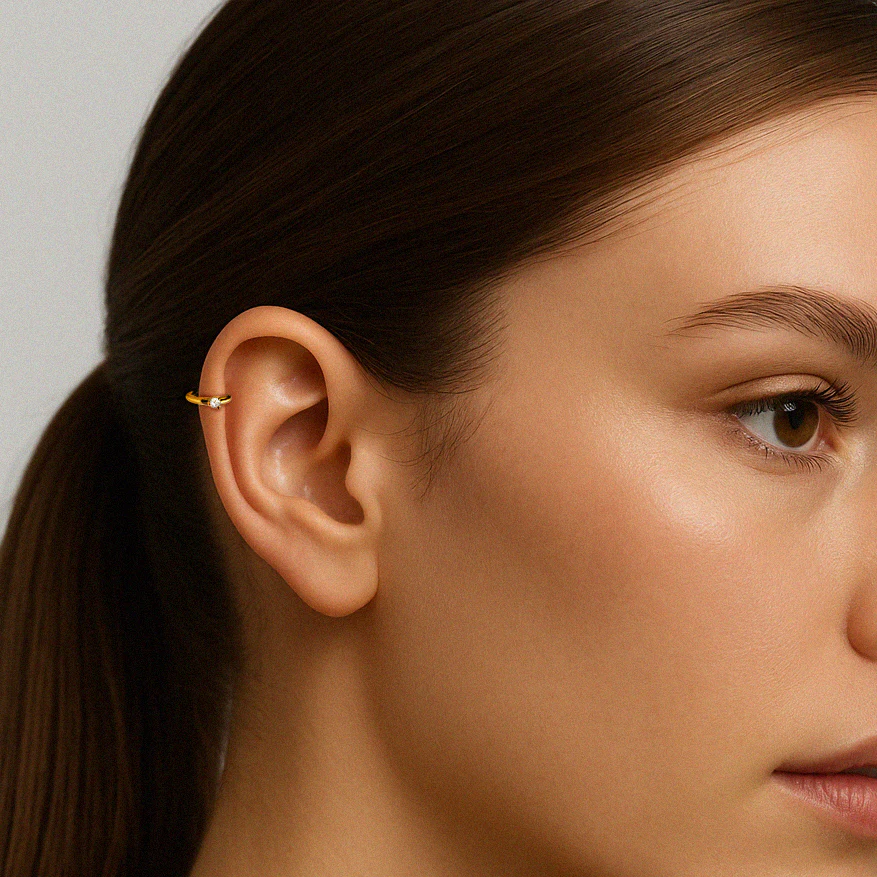 Très petites boucles d'oreilles huggies 9 mm en or vermeil serties d'un zircon cubique - Image 2