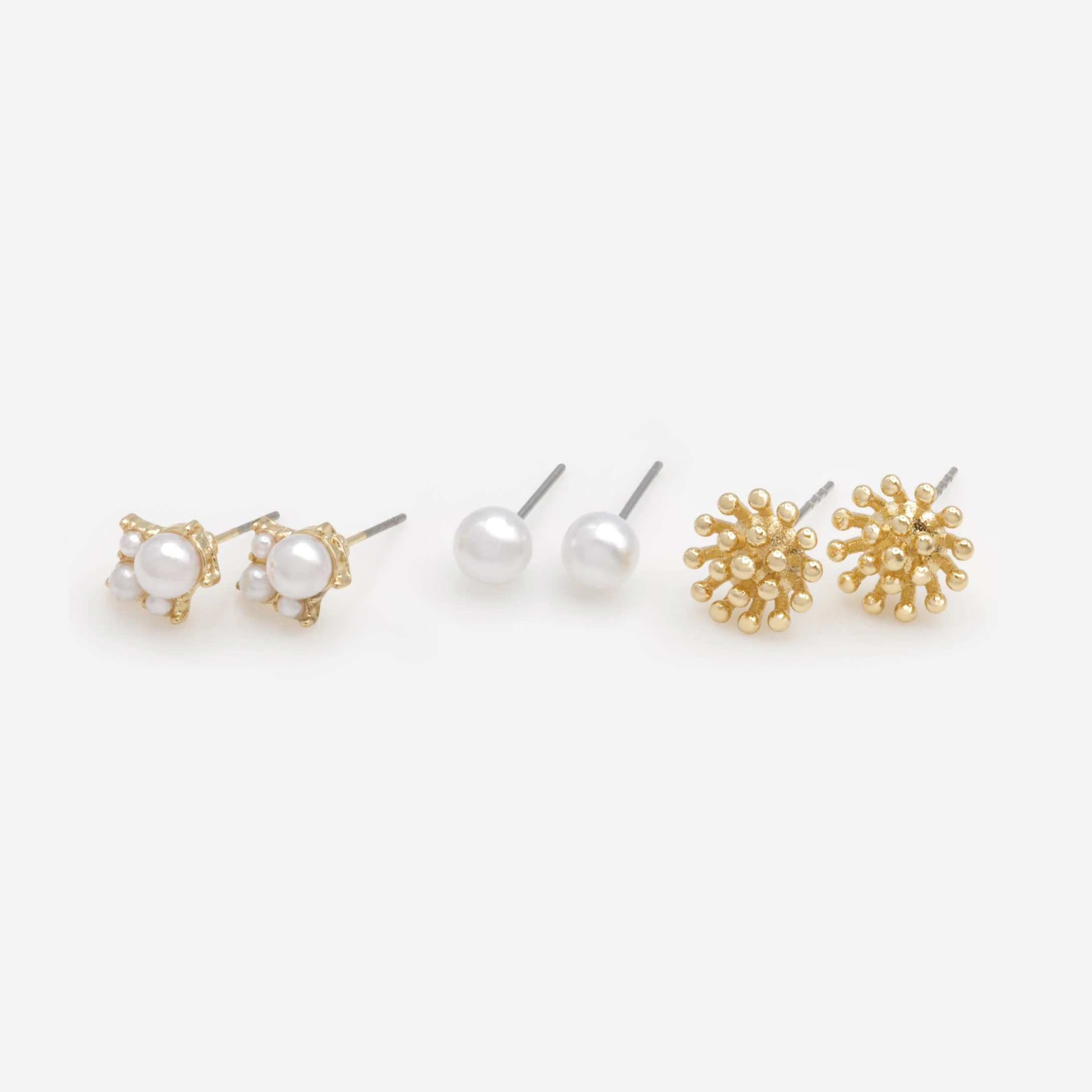 Trio de boucles d'oreilles dorées perles et fleurs - Image 2