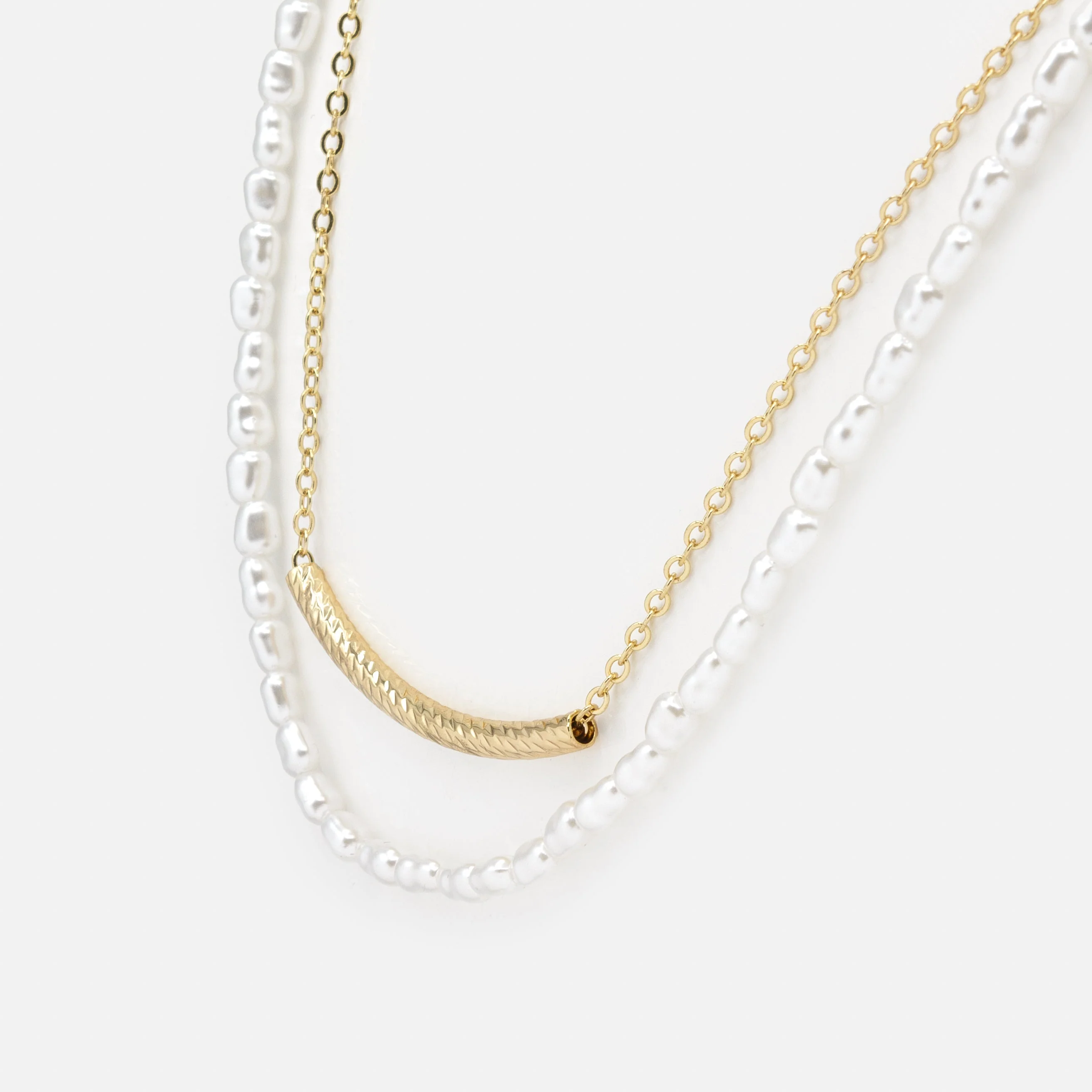 Collier deux rangs perles synthétiques et chaîne dorée - Image 2