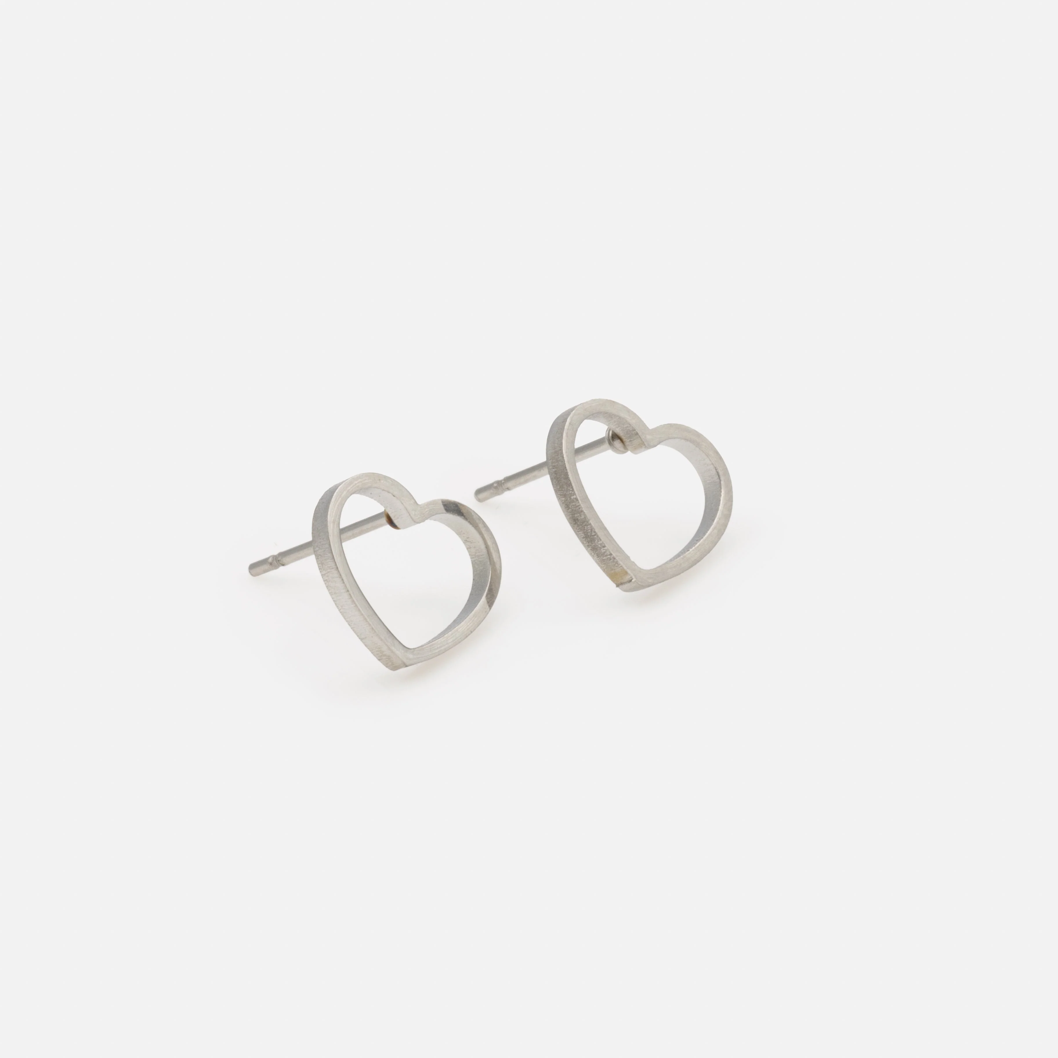 Trio de boucles d'oreilles cœurs noirs et argentés en acier inoxydable - Image 4