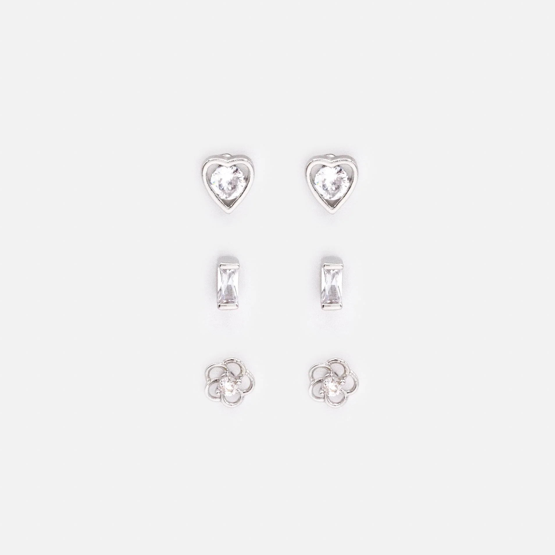Trio de délicates boucles d'oreilles argentées avec zircons cubiques