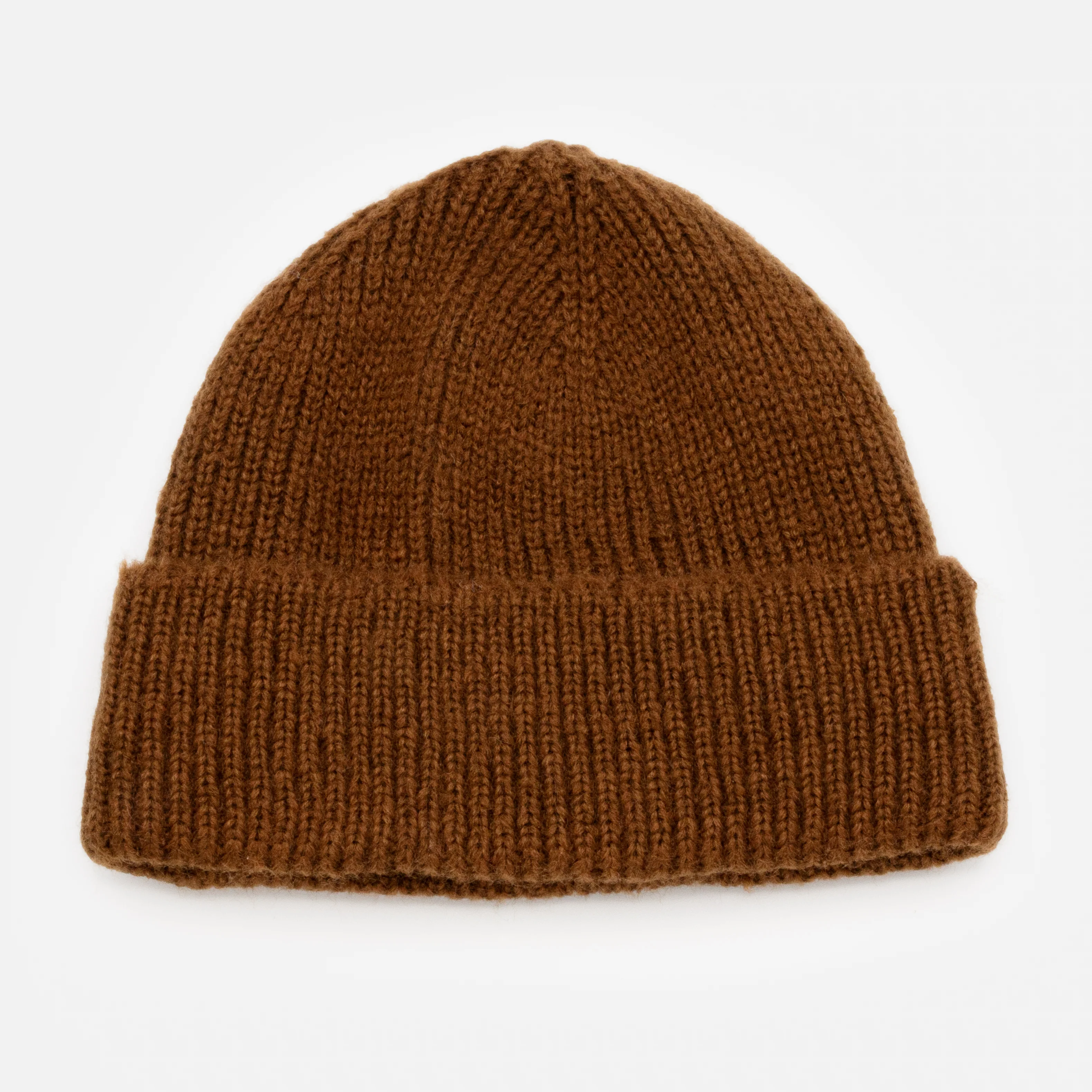 Tuque brune en tricot à petites mailles